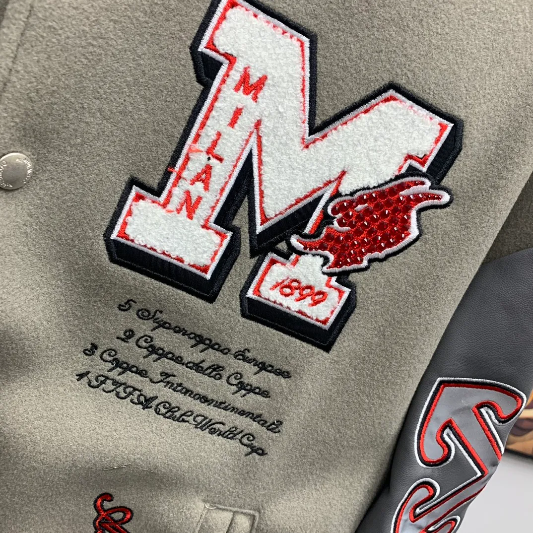 The top tested version off white, the new AC Milan co-branded heavy-duty embroidery hot-drilled baseball jacket, worn by many NBA stars, is a sincere heavy-duty baseball jacket. This baseball jacket adopts a leather sleeve splicing design. The main body fabric is made of 80% wool and 20% polyester blended fabric. The single piece is thick and the texture is very good. The inner layer is very soft, customized cupro silk lining. The upper body is soft and skin-friendly. The middle layer is quilted. The wavy stitching ensures no cotton leakage. There is an embroidery on the front and back of the embroidery part. It is made with imported Tajima embroidery machine and towel embroidery process. It seems simple but the process is very complicated. This towel embroidery is not formed in one piece, but is divided into three parts: the bottom, middle and upper part. The bottom is black and the top is black. The pattern is sewn using towel embroidery technology. The middle layer is embroidered with white yarn to outline the shape and then sewn on the bottom. The layering is obvious. Each part needs to be made separately and sewn together. It is different from the one-piece version on the market! Accessories: First, placket snaps, heavy-duty metal snaps, separate mold opening and customization, mold opening fee 8K. Accessory materials, snap buttons, and zippers all need to be molded and customized. The overall shape adopts a pure American retro wide sleeve shape, which fully demonstrates the loose shoulder effect. The fabric is selected from heavy woolen to show a wide and stylish wearing posture. The interior uses thick quilted cotton as the liner. The entire jacket has a thicker texture and is cold-proof, warm and stylish. Gray, size: S M L XL P:700